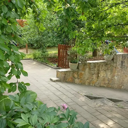 Cseresznyes Apartman شقة