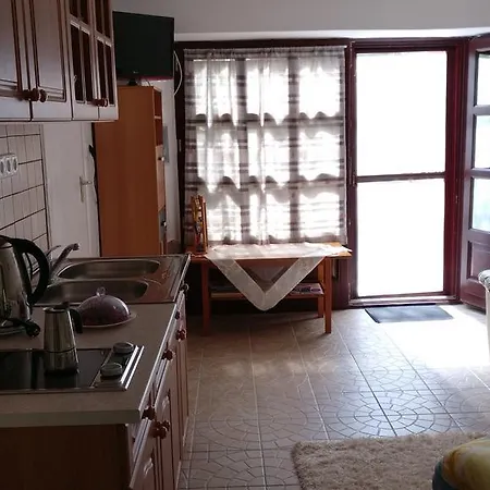 Cseresznyes Apartman شقة Balatonalmádi